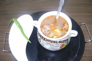 Ciorbă de legume cu galuşte şi cârnaţi