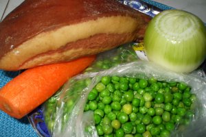 Piept de porc la tava cu inele glasate de ceapa