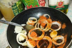 Piept de porc la tava cu inele glasate de ceapa