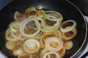 Piept de porc la tava cu inele glasate de ceapa