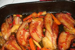 Piept de porc la tava cu inele glasate de ceapa