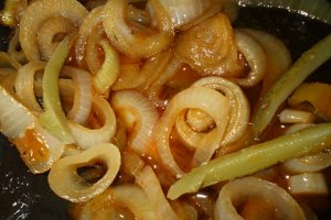 Piept de porc la tava cu inele glasate de ceapa
