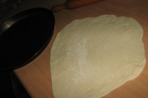 Pizza cu salam si sunca