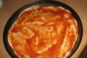 Pizza cu salam si sunca