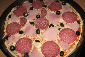 Pizza cu salam si sunca