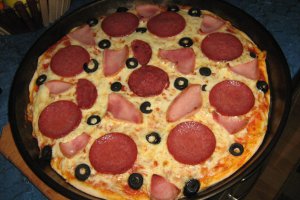 Pizza cu salam si sunca