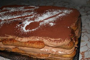 Desert prajitura din piscoturi cu spuma de ciocolata