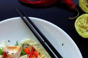 Salată de pui cu influenţe thailandeze
