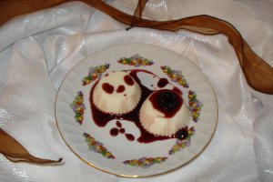 Panna cotta cu dulceata de cirese amare