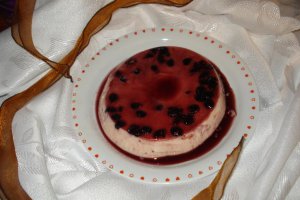 Panna cotta cu dulceata de cirese amare