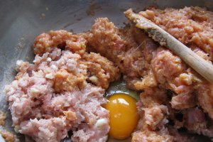 Rulada de curcan cu oua (“cas de carne”)