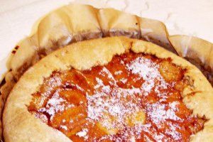 Crostata cu piersici si caise