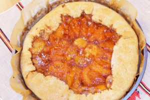 Crostata cu piersici si caise