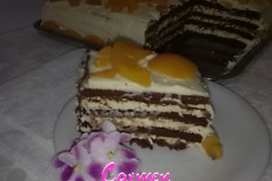 Tort de piersici cu blat de ciocolata.