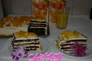 Tort de piersici cu blat de ciocolata.