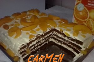 Tort de piersici cu blat de ciocolata.