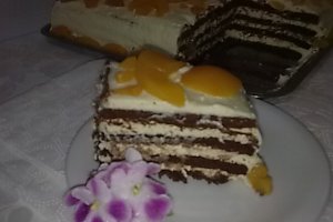Tort de piersici cu blat de ciocolata.