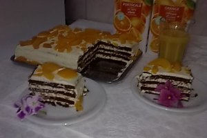 Tort de piersici cu blat de ciocolata.
