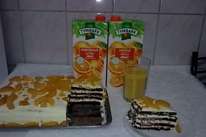 Tort de piersici cu blat de ciocolata.