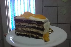 Tort de piersici cu blat de ciocolata.