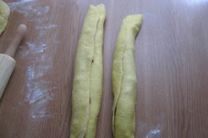 Cozonac cu nuci,migdale si stafide