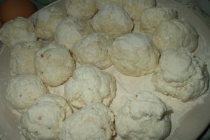 Reteta de preparare a papanasilor fierti cu smantana si dulceata