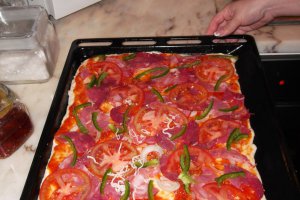 Pizza cu carnati si rosii
