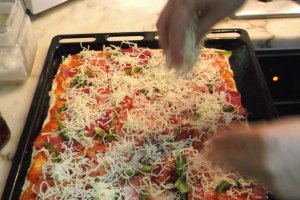 Pizza cu carnati si rosii