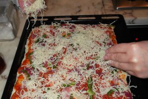 Pizza cu carnati si rosii