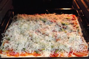 Pizza cu carnati si rosii