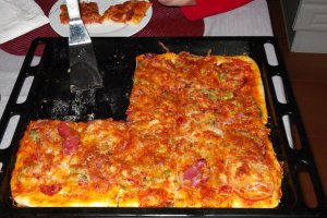Pizza cu carnati si rosii
