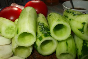 Castraveti si rosii cu umplutura de manzat