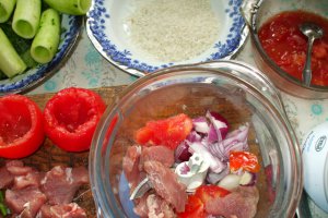 Castraveti si rosii cu umplutura de manzat