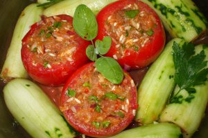 Castraveti si rosii cu umplutura de manzat