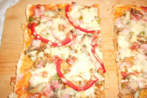 Pizza cu kaizer si ardei gras