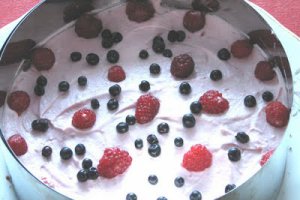 Tort cu crema de zmeura si ciocolata