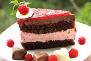 Tort cu crema de zmeura si ciocolata