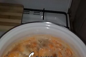 Cozi de creveti cu orez simplu fiert.