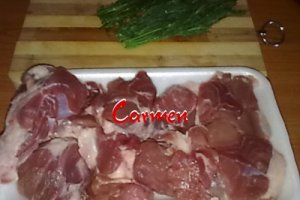 Gulas de porc cu mazare.