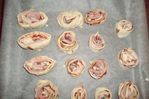 Minipizza din foitaj