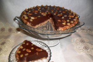 Tarta de ciocolata cu blat de biscuiti si nuca