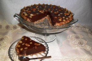 Tarta de ciocolata cu blat de biscuiti si nuca
