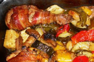 Pulpite-n bacon cu garnitura de legume la cuptor