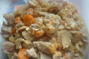 Tocanita de ciuperci cu carne de porc