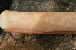 Rulada din albusuri cu crema de mascarpone si fructe de padure