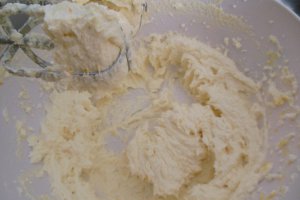 Rulada din albusuri cu crema de mascarpone si fructe de padure