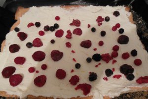 Rulada din albusuri cu crema de mascarpone si fructe de padure