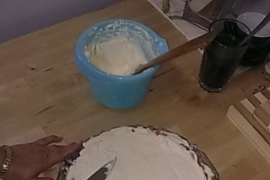 Tort cu crema de vanilie si mure.