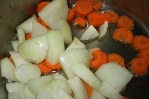 Mancare de bame cu carne de pui