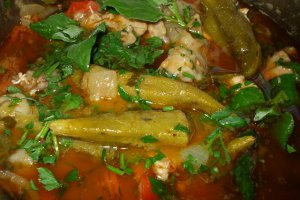 Mancare de bame cu carne de pui